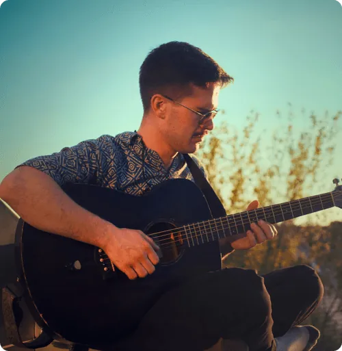 Musiker Magic Hoffmann mit Gitarre im Abendlicht