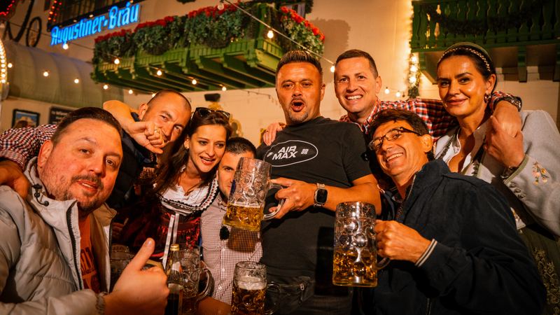 Gruppenfoto mit Maßkrügen im Festzelt