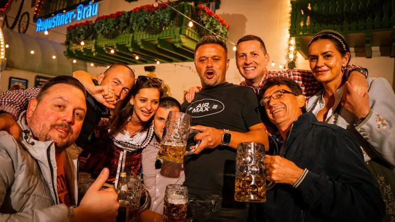 Gruppenfoto mit Maßkrügen im Festzelt