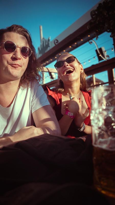 Zwei Freunde mit Sonnenbrillen im Biergarten