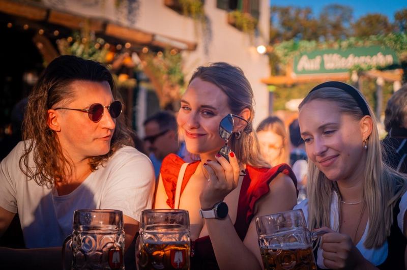 Freunde mit Maßkrügen im Biergarten