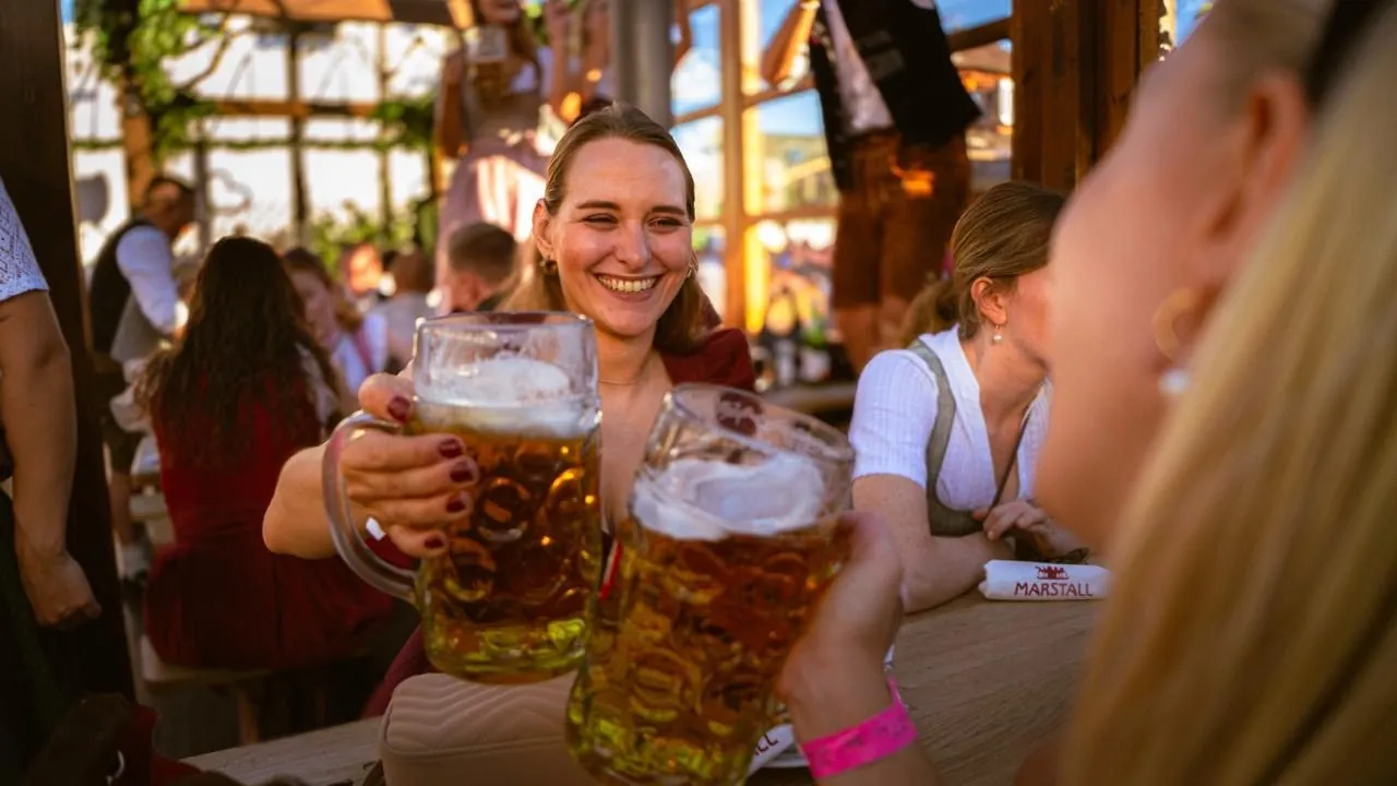 Anstoßen mit zwei Maßkrügen im Biergarten