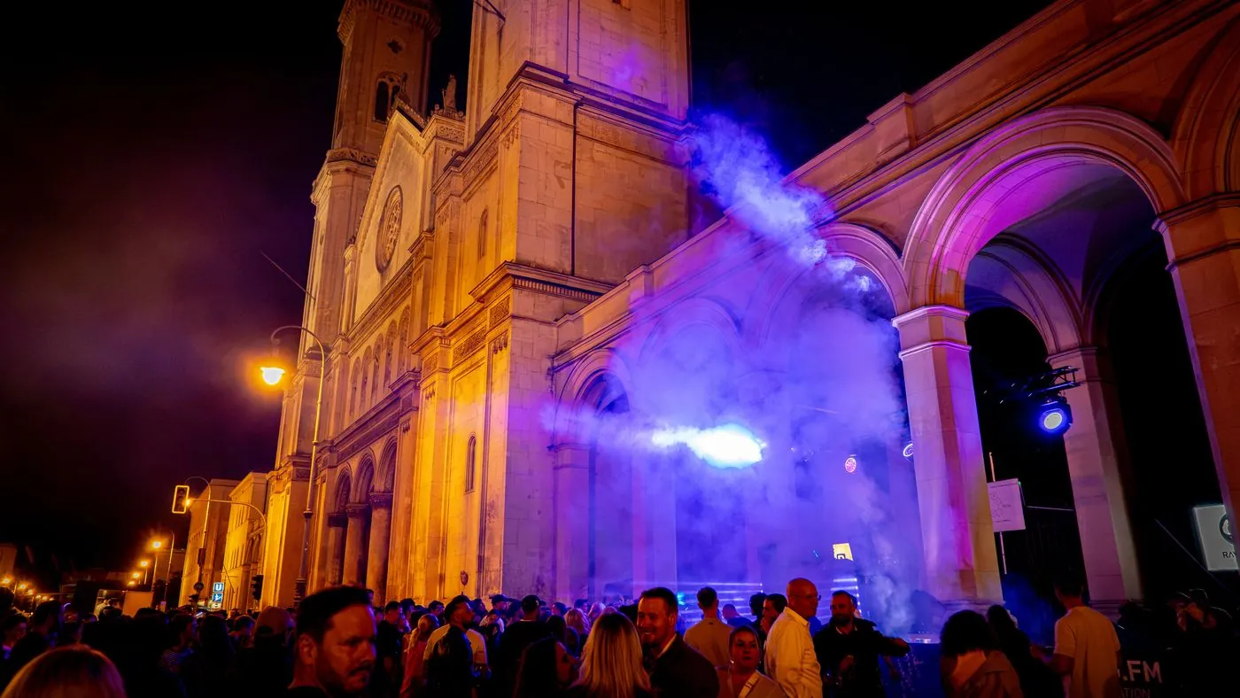 Lichtshow vor historischer Fassade mit Publikum