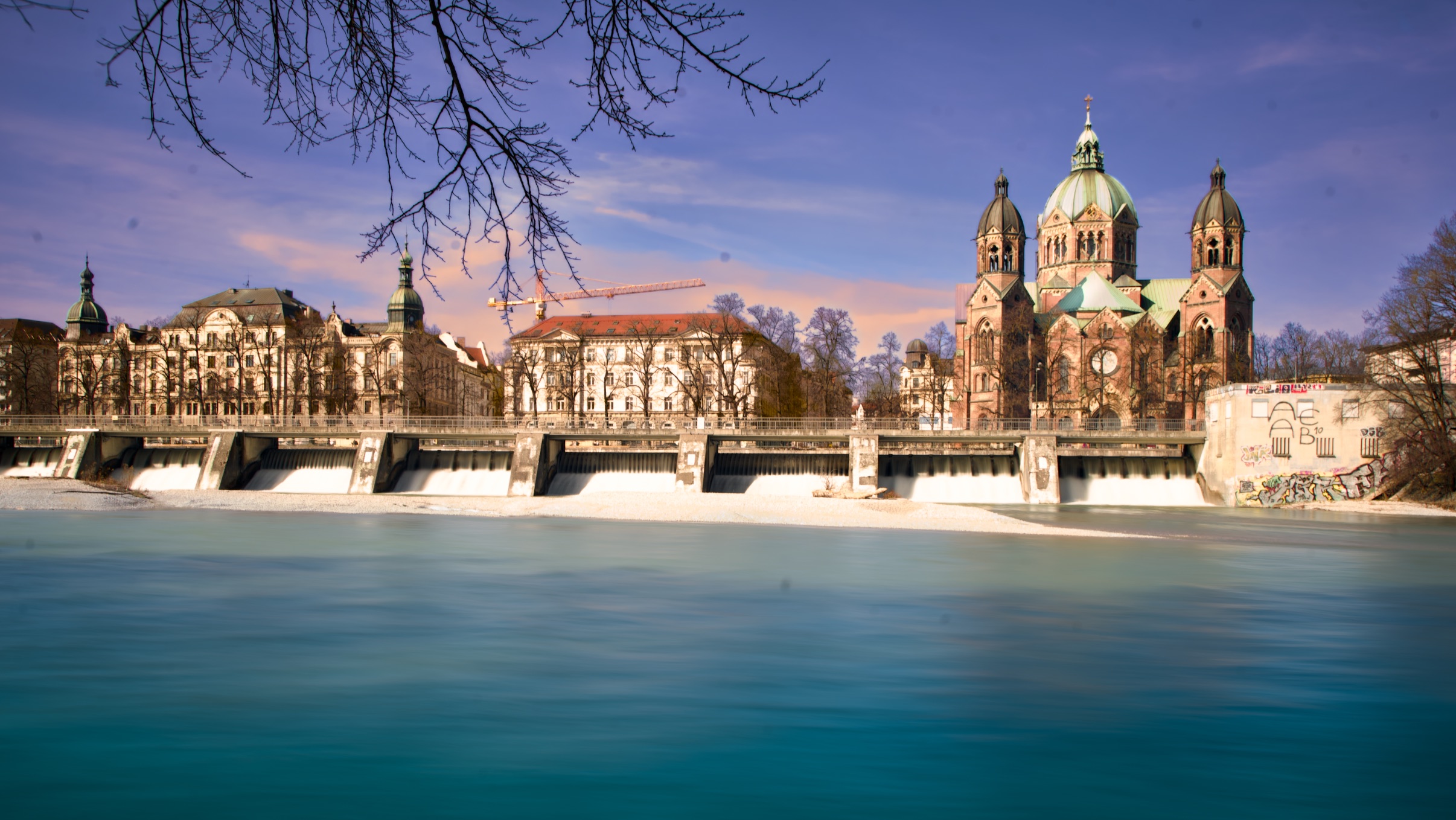 St.-Lukas-Kirche an der Isar in München bei Sonnenuntergang