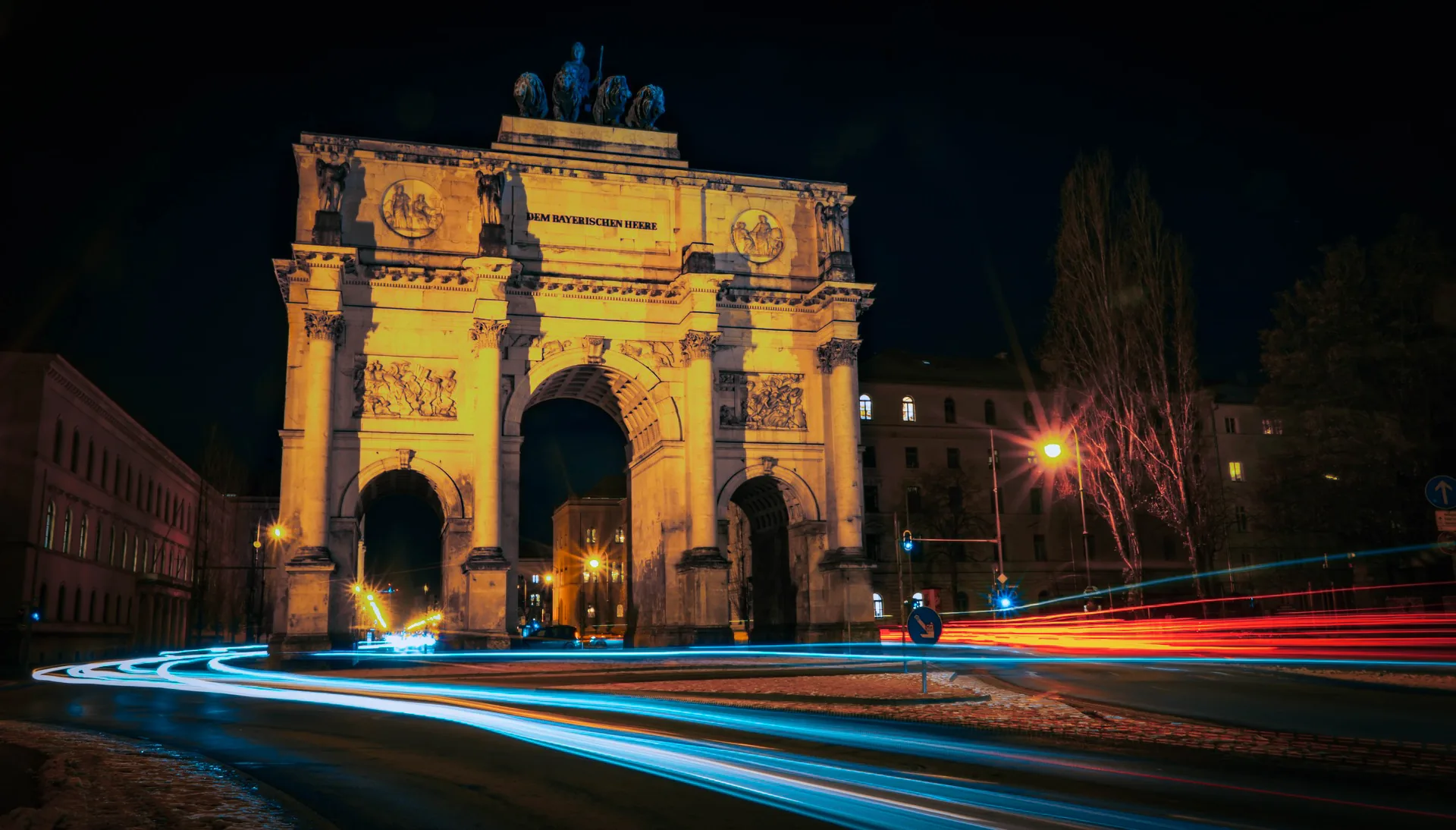 Siegestor bei Nacht mit Lichtspuren des Verkehrs – Langzeitbelichtung in München