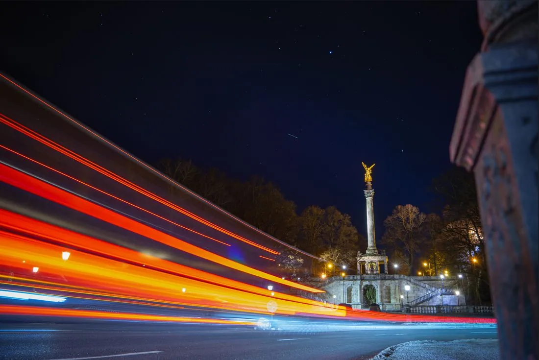 Friedensengel bei Nacht mit roten Lichtspuren