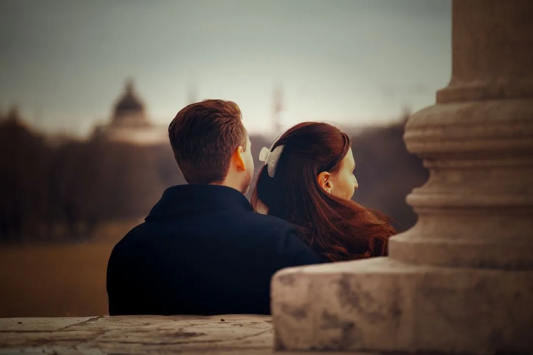 Paar von hinten mit Blick über die Stadt