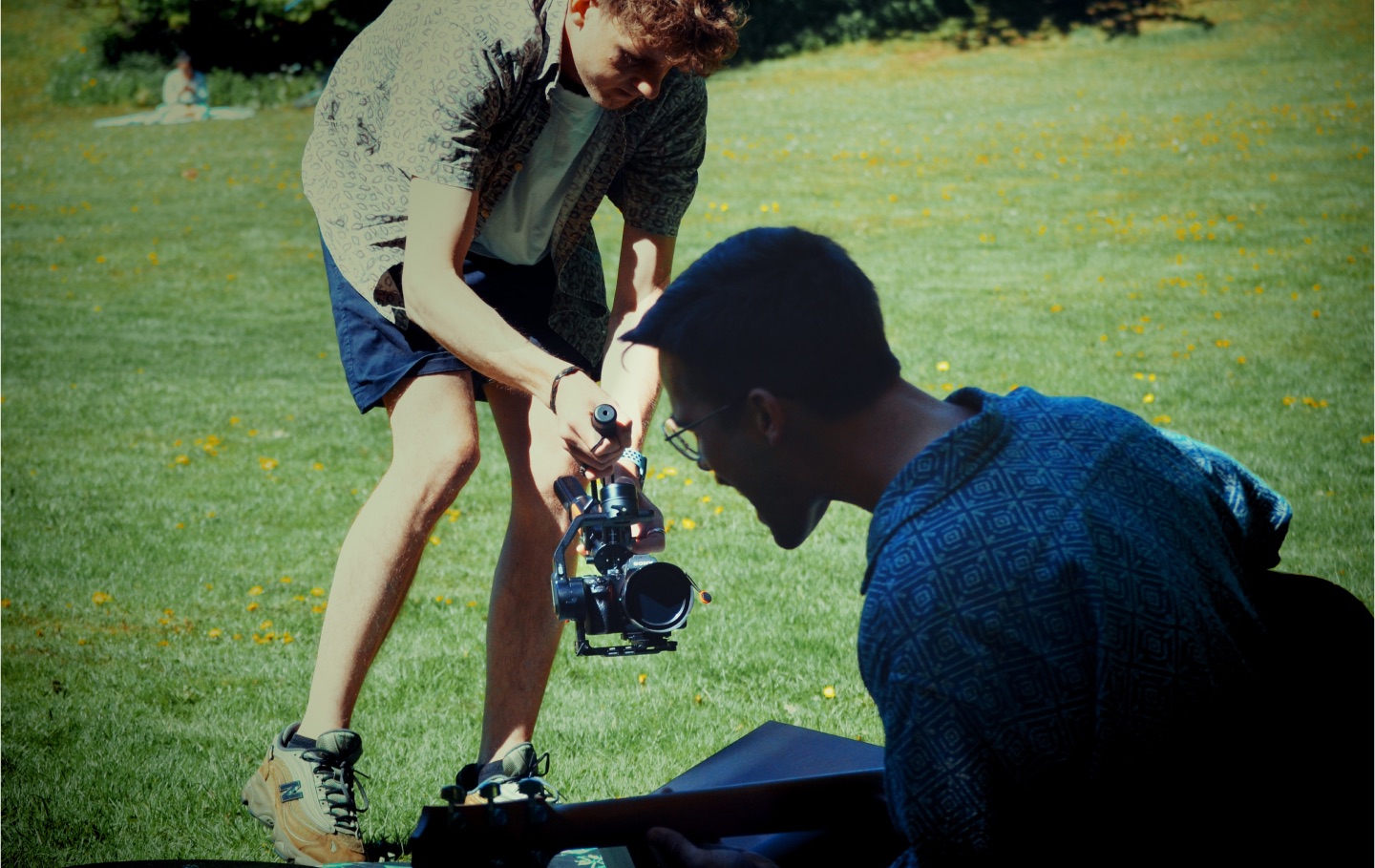 Filmteam von GreenWoodCreek bei Dreharbeiten im Park